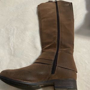 Suede Crown Vintage boots. size 6 1/2 New. Worn once